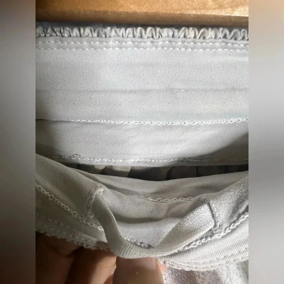 Lululemon Tracker Short V *4" Jasmine White. Size 2 - Picture 3 of 8